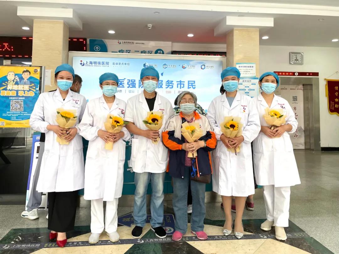 浓浓尊师意 款款敬老情——明珠医院领导亲切看望慰问住院退休老教师！