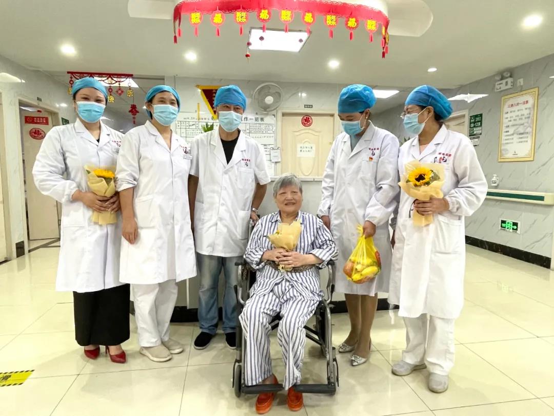 浓浓尊师意 款款敬老情——明珠医院领导亲切看望慰问住院退休老教师！