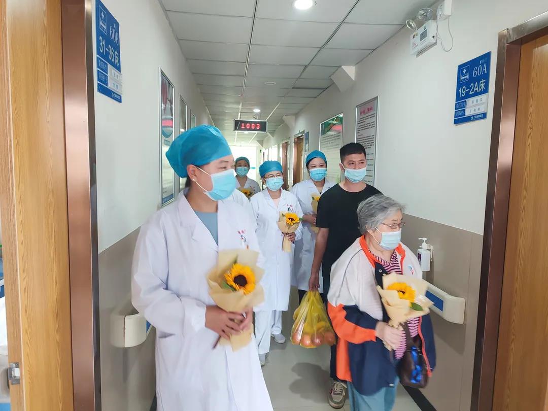 浓浓尊师意 款款敬老情——明珠医院领导亲切看望慰问住院退休老教师！