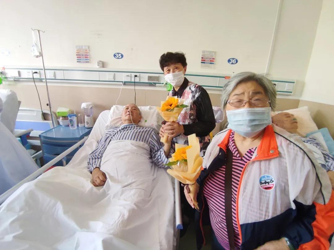 浓浓尊师意 款款敬老情——明珠医院领导亲切看望慰问住院退休老教师！