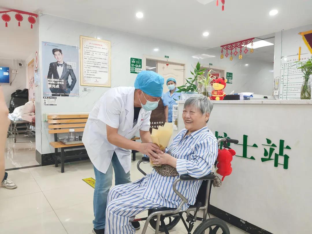 浓浓尊师意 款款敬老情——明珠医院领导亲切看望慰问住院退休老教师！