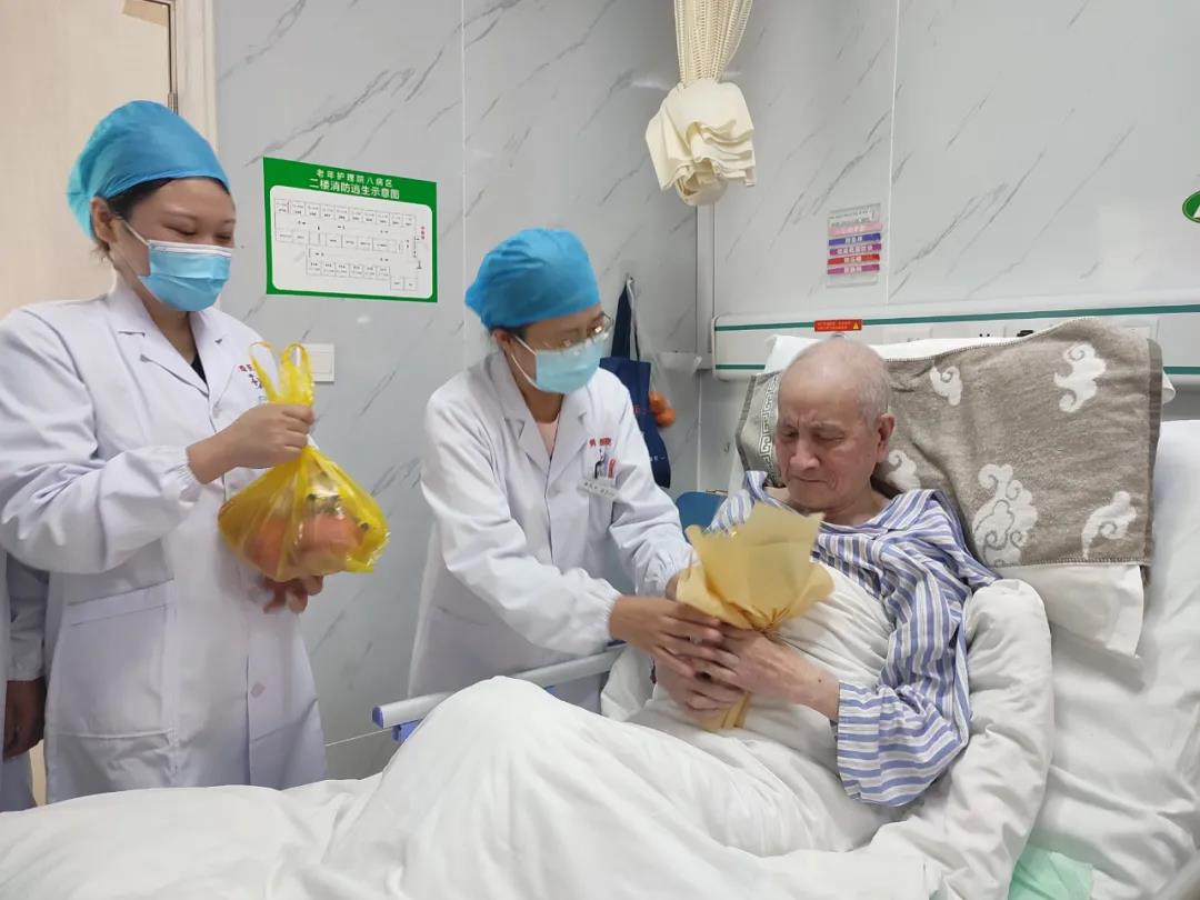浓浓尊师意 款款敬老情——明珠医院领导亲切看望慰问住院退休老教师！