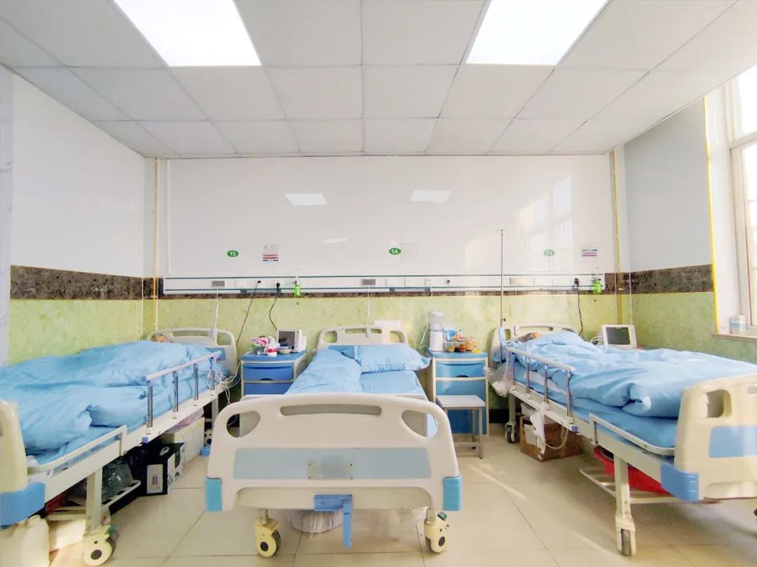 医患情深丨护理病房医生用心救治住院老人，家属深表感激赠锦旗！