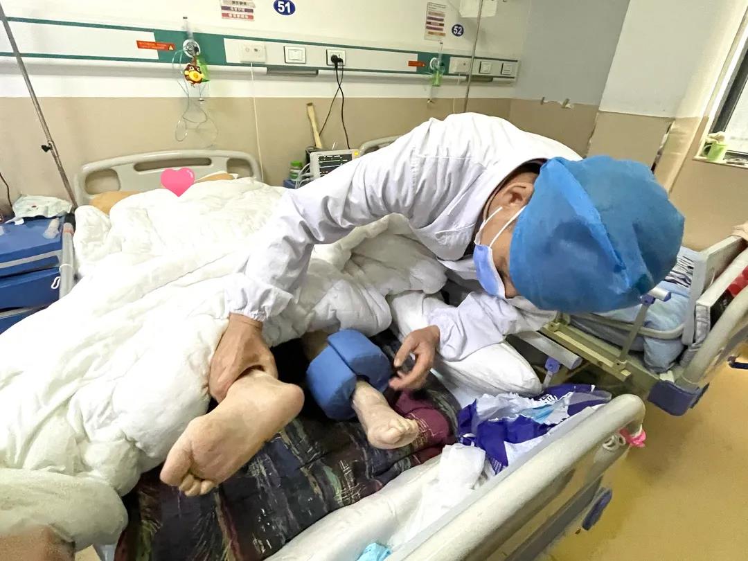 医患情深丨护理病房医护人员再获赞誉，家属感谢赠锦旗！