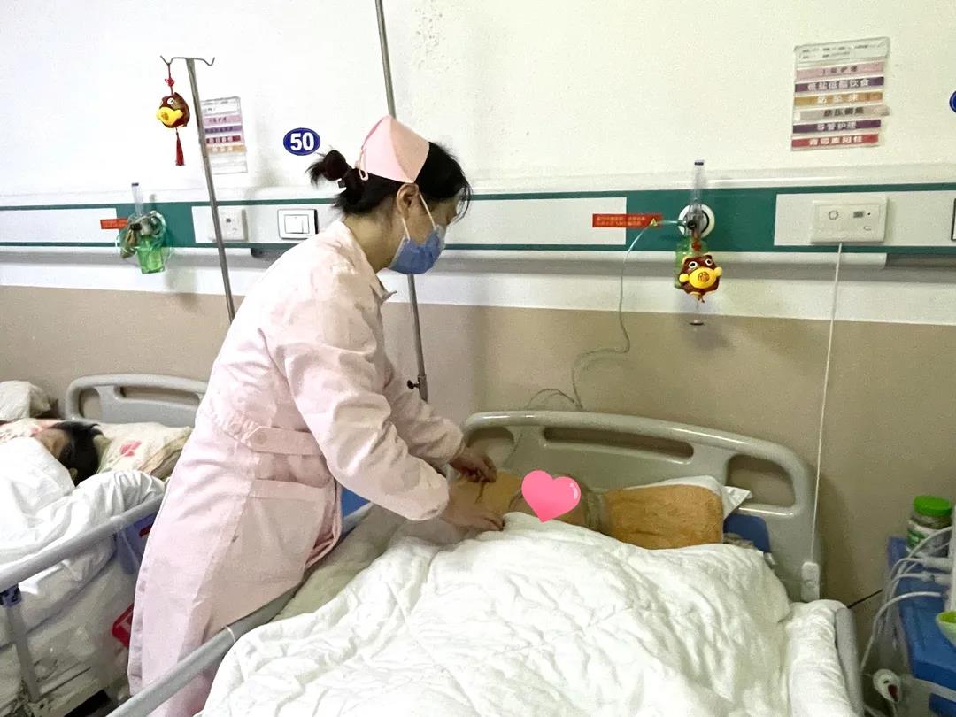 医患情深丨护理病房医护人员再获赞誉，家属感谢赠锦旗！