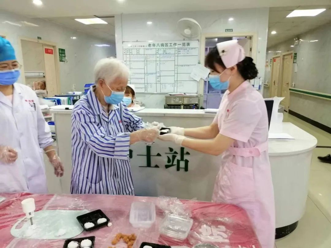 浓浓中秋情，​老年护理病房巧手做月饼，喜迎中秋同欢乐！
