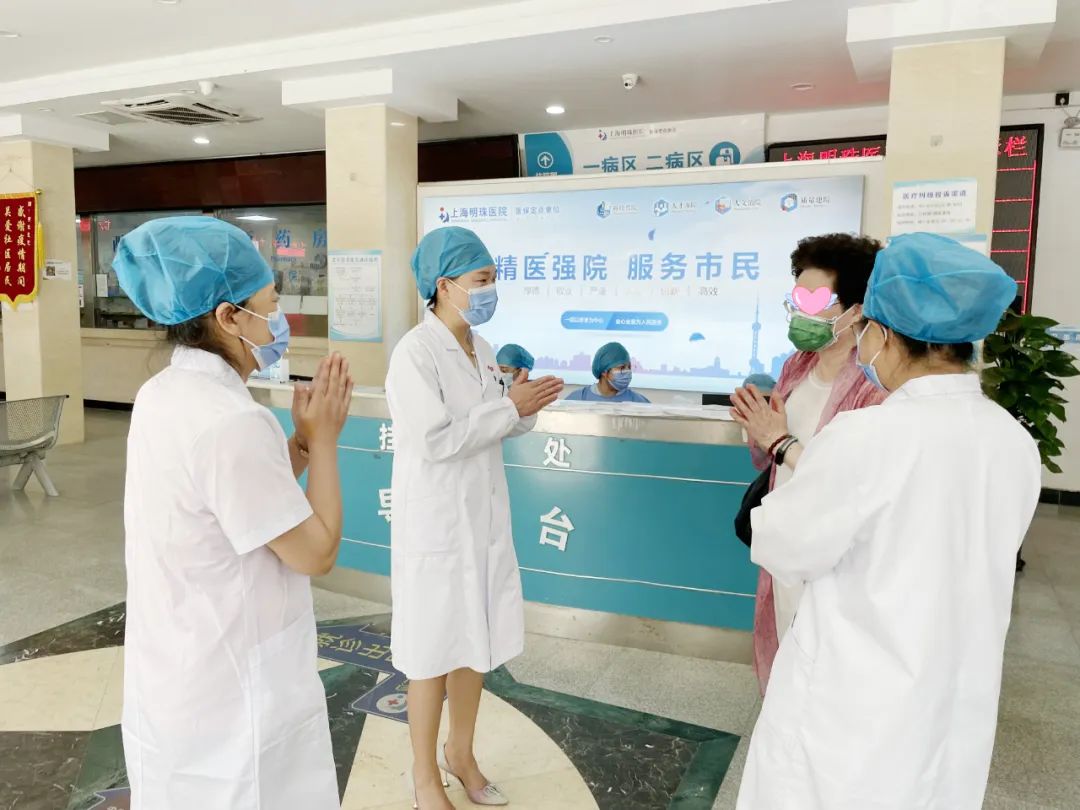护理病房丨明珠老年护理暖人心，家属满怀赞扬赠锦旗！