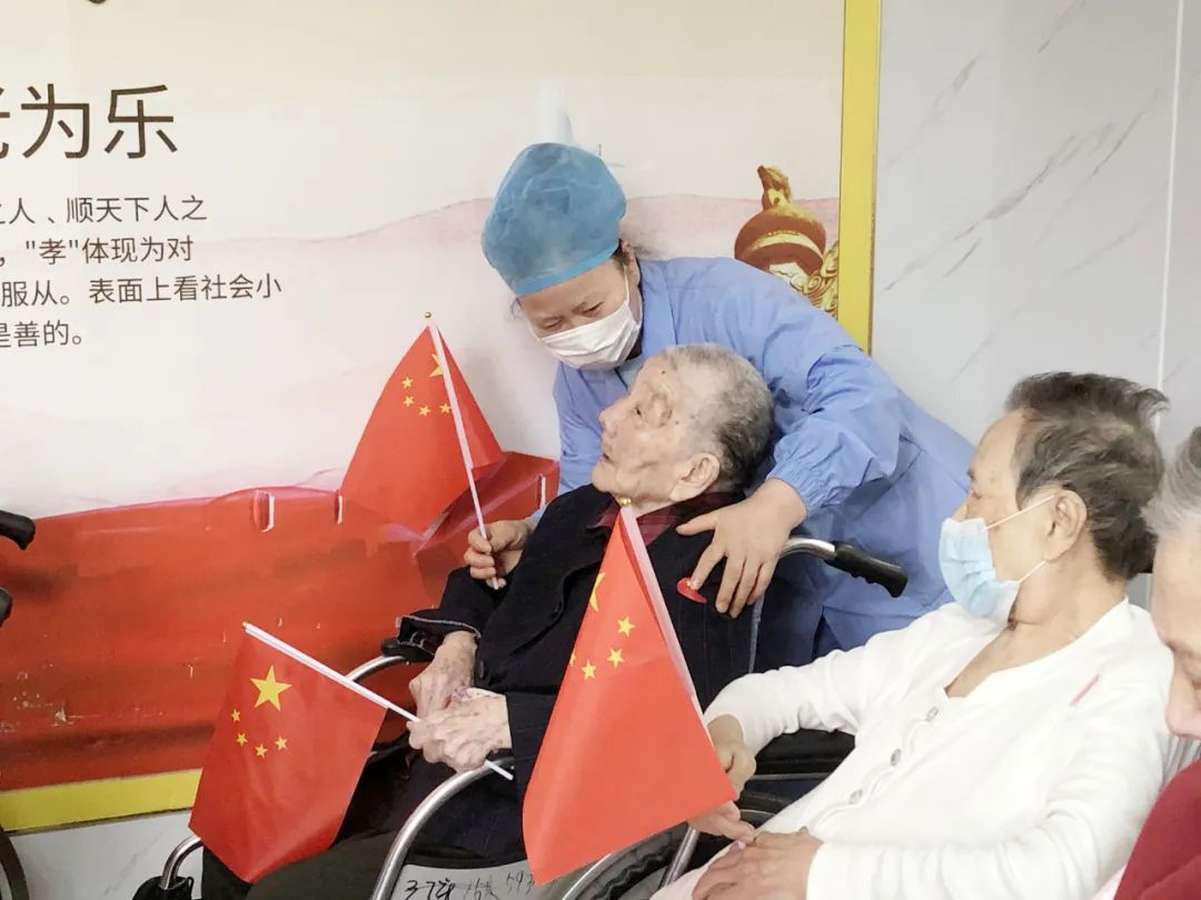 ▸喜迎国庆 重阳节◂明珠医院老年护理病房开展文艺活动，老人们欢乐开怀！