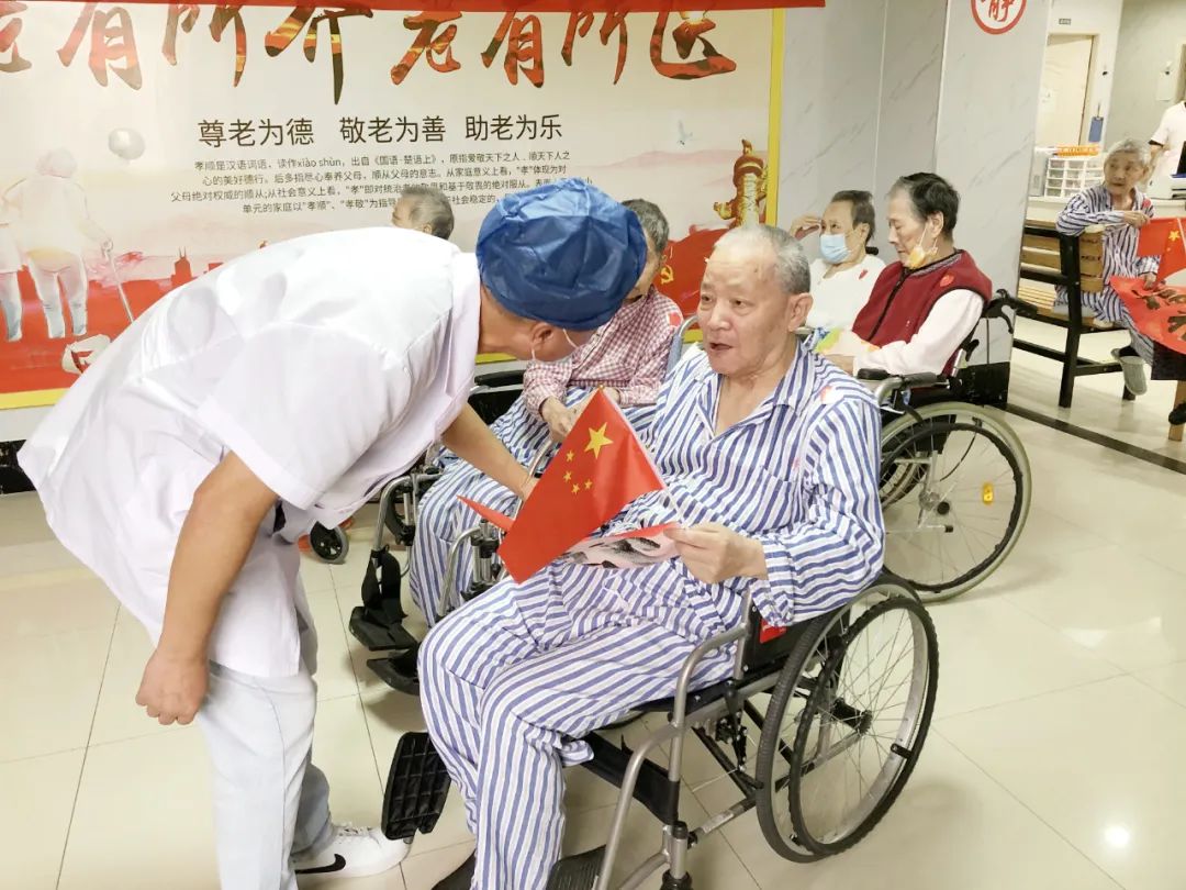 ▸喜迎国庆 重阳节◂明珠医院老年护理病房开展文艺活动，老人们欢乐开怀！
