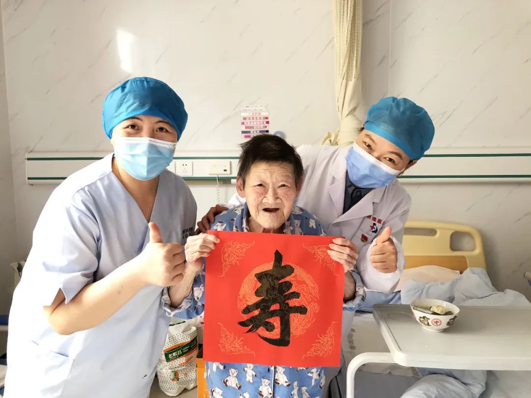 ▸喜迎国庆 重阳节◂明珠医院老年护理病房开展文艺活动，老人们欢乐开怀！